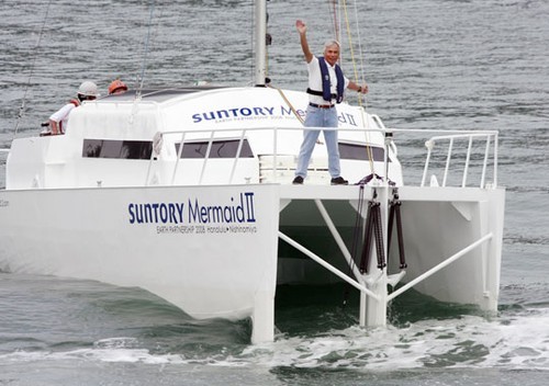Kenichi Horie on his waveboat © SW